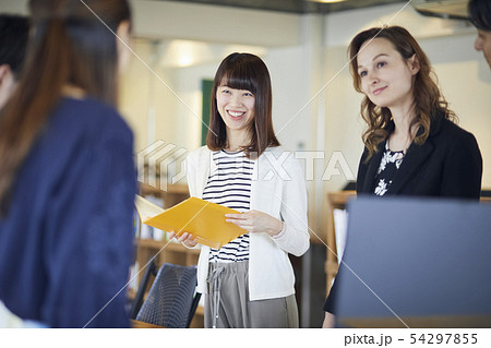 ビジネス　打ち合わせ　ミーティング　グローバル 54297855