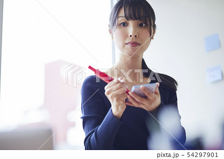 ビジネス　ビジネスウーマン　ポストイット 54297901