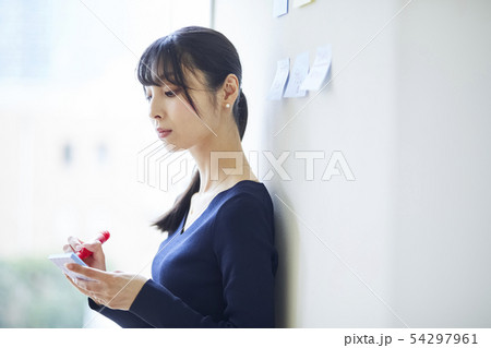 ビジネス　ビジネスウーマン　ポストイット 54297961