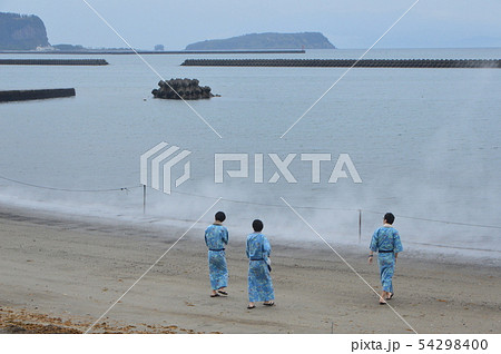 砂浜にたちこめる湯気・浴衣姿の湯治客(鹿児島県指宿市) 砂浜にたちこめる湯気・浴衣姿の湯治客(鹿児島県指宿市) 54298400