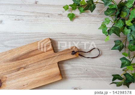 キッチンのまな板と植物 54298578