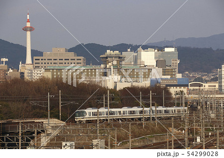 京都市街を行く山陰本線221系電車 54299028