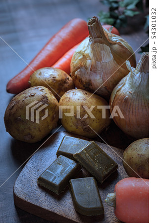 人参と玉ねぎとジャガイモとカレーのルー 人参と玉ねぎとジャガイモとカレーのルー 54301032