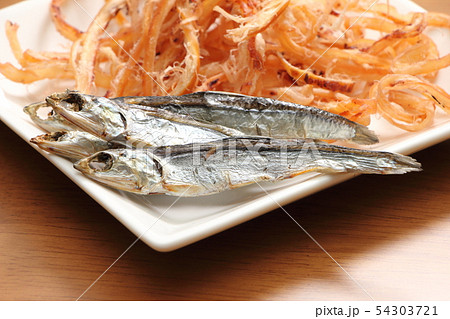 海産おつまみ盛り合わせ。焼きめざしとさきいか。 海産おつまみ盛り合わせ。焼きめざしとさきいか。 54303721
