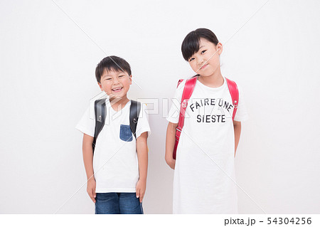 ランドセルを背負う男の子と女の子 54304256