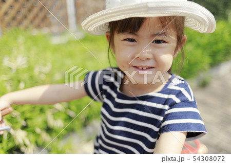 自転車に乗る幼児 (4歳児) 自転車に乗る幼児 (4歳児) 54308072