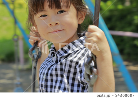 ブランコで遊ぶ幼児(4歳児) ブランコで遊ぶ幼児(4歳児) 54308087