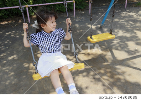 ブランコで遊ぶ幼児(4歳児) ブランコで遊ぶ幼児(4歳児) 54308089