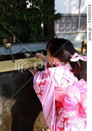 手水舎 神社 参拝 礼儀作法 七五三 縁日 行事 柄杓 神社仏閣 お清め マナー 夏祭り 着物 の写真素材