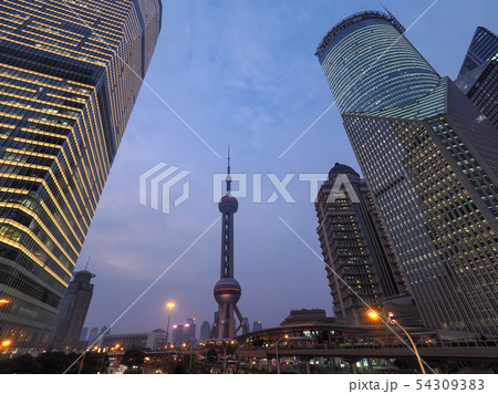 夕暮れの上海・浦東 東方明珠塔 上海国金中心 中銀大廈 世紀大道 Pudong, Shanghai 54309383