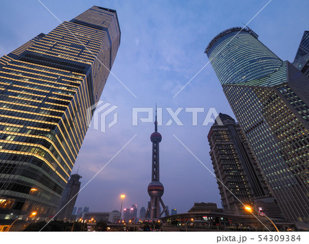 夕暮れの上海・浦東 東方明珠塔 上海国金中心 中銀大廈 世紀大道 Pudong, Shanghai 54309384
