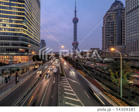 夕暮れの上海・浦東 東方明珠塔 上海国金中心 世紀大道 Pudong, Shanghai 54309385