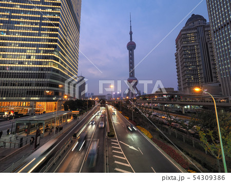 夕暮れの上海・浦東 東方明珠塔 上海国金中心 世紀大道 Pudong, Shanghai 54309386