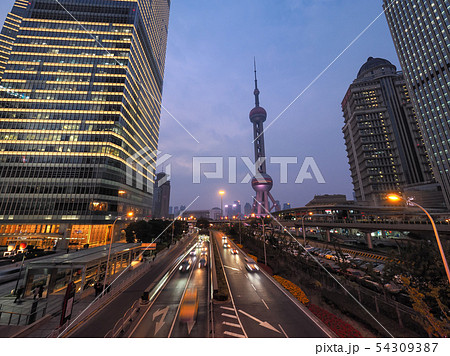 夕暮れの上海・浦東 東方明珠塔 上海国金中心 世紀大道 Pudong, Shanghai 54309387