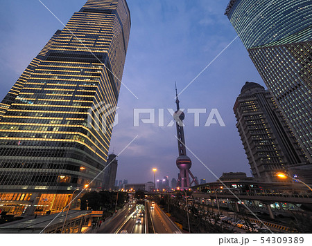 夕暮れの上海・浦東 東方明珠塔 上海国金中心 世紀大道 Pudong, Shanghai 54309389