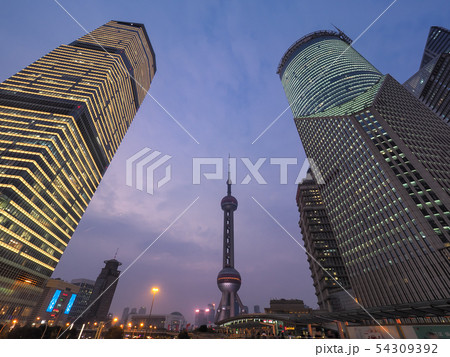 夕暮れの上海・浦東 東方明珠塔 上海国金中心 中銀大廈 世紀大道 Pudong, Shanghai 夕暮れの上海・浦東 東方明珠塔 上海国金中心 中銀大廈 世紀大道 Pudong, Shanghai 54309392