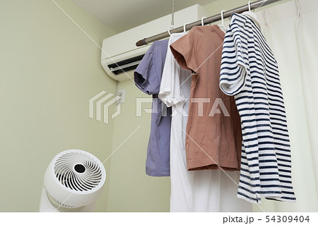 梅雨 (洗濯物 室内干し エアコン Tシャツ 屋内 空調 雨天 悪天候 衣類 服 ファッション) 54309404
