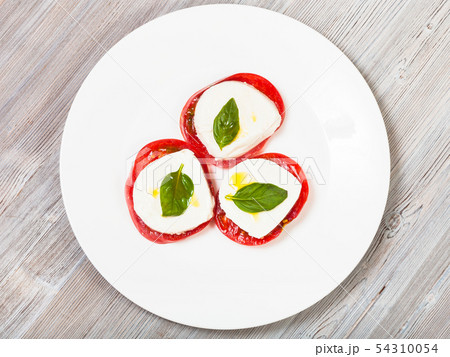 top view of mozzarella, tomato, basil in stacks 54310054