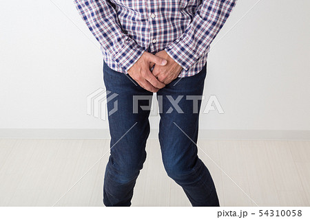 股間を押さえる男性 股間を押さえる男性 54310058
