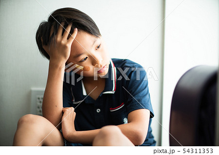 いじめ　ケンカ　小学生　男の子 54311353