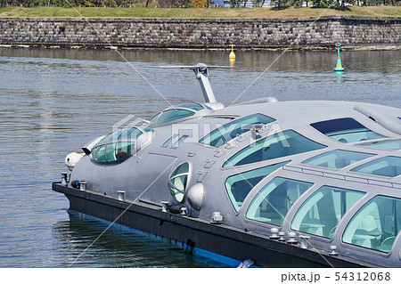 お台場の海上バス乗り場に停泊する観光汽船 54312068