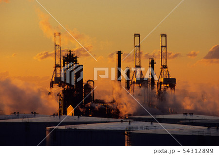 煙吐くコンビナート 54312899