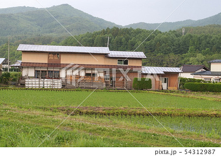 風景建物写真 日本の民家 岩手県遠野市宮守村の農家の納屋の写真素材