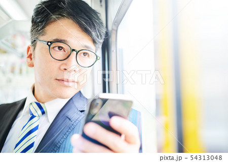 電車に乗るビジネスマン 電車に乗るビジネスマン 54313048