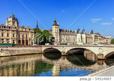 Conciergerie Castle and Bridge of Change. Paris Conciergerie Castle and Bridge of Change. Paris 54314007