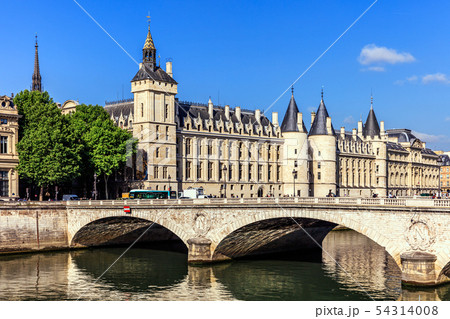 Conciergerie Castle and Bridge of Change. Paris  54314008