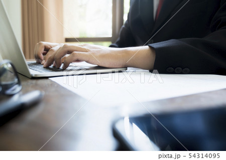 Businessman analyse investment marketing data. Businessman analyse investment marketing data. 54314095