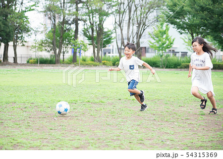 公園でサッカーをする子供 54315369