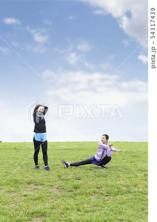 準備運動する女性二人組 54317439