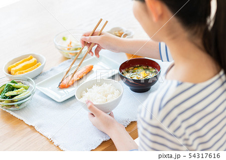 若い女性（食事） 54317616