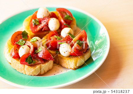 トマトとモツァレラチーズのブルスケッタ トマトとモツァレラチーズのブルスケッタ 54318237