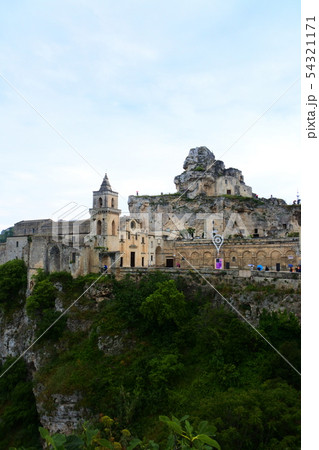 崖の上のマテーラのサンタ・マリア・デ・イドリス教会と洞窟住居（イタリア南部） 54321171
