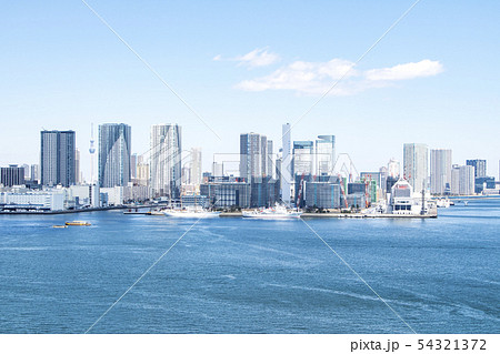 高層ビルのある海辺の都市風景 高層ビルのある海辺の都市風景 54321372