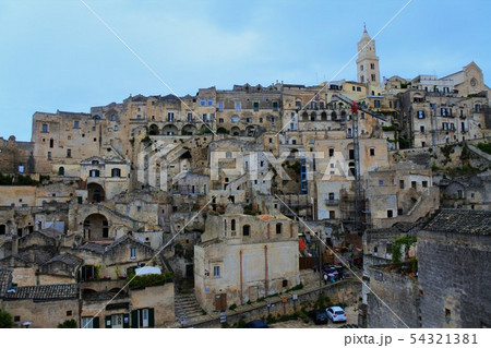 マテーラの洞窟住居の街並み（イタリア南部） 54321381