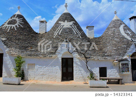 世界遺産アルベロベッロ・モンティ地区のトゥルッリ(イタリア南部) 世界遺産アルベロベッロ・モンティ地区のトゥルッリ(イタリア南部) 54323341