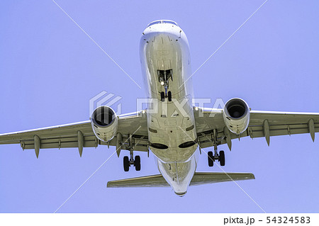 着陸する飛行機 エンブラエル E190 着陸する飛行機 エンブラエル E190 54324583