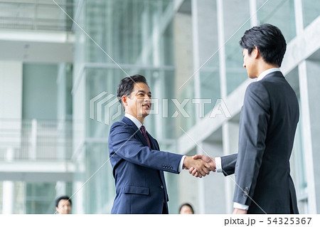握手をするビジネスマン　商談成立　ビジネスイメージ 54325367
