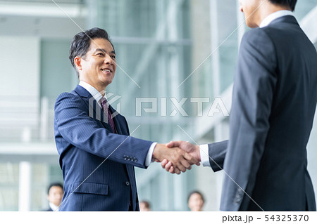 握手をするビジネスマン　商談成立　ビジネスイメージ 54325370