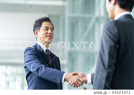 握手をするビジネスマン　商談成立　ビジネスイメージ 54325371