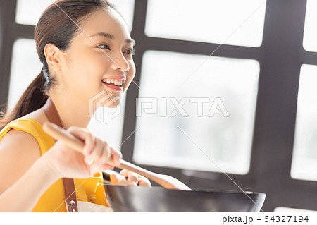 女性 ライフスタイル 料理 女性 ライフスタイル 料理 54327194