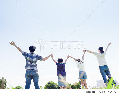 晴れた公園で手をつなぐ家族 54328015