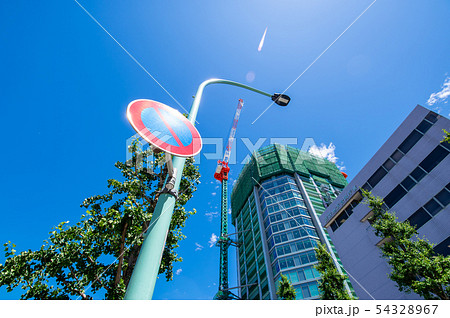 東京再開発 標識とマンション建設 夏の日差し 2019.06 a 東京再開発 標識とマンション建設 夏の日差し 2019.06 a 54328967