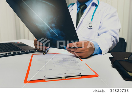 Doctor diagnose and analyze on x-ray film Doctor diagnose and analyze on x-ray film 54329758