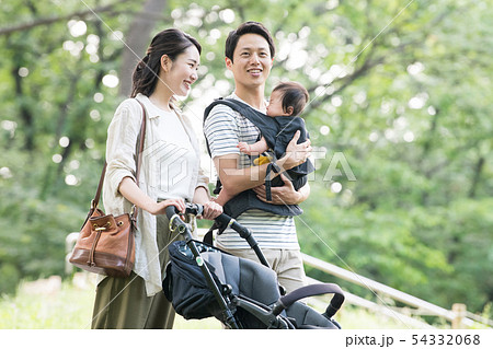 赤ちゃんを抱く若い夫婦 子育て 育児 家族 公園 初夏 54332068