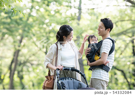 赤ちゃんを抱く若い夫婦 子育て 育児 家族 公園 初夏 54332084