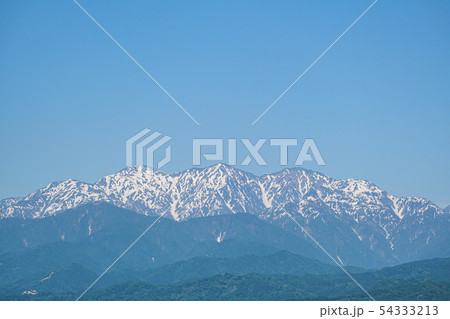 残雪の立山と初夏の緑 54333213